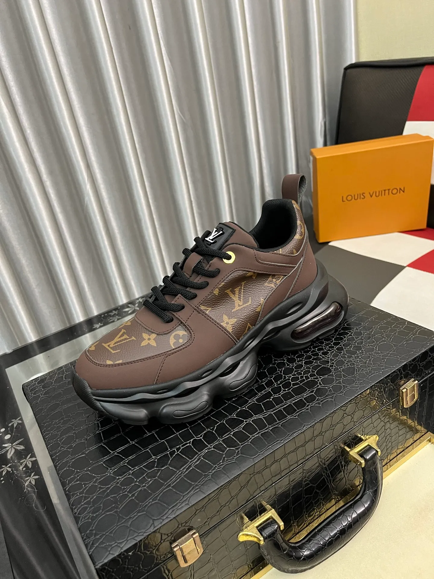Men's shoes 💰458⌚️⌚️LV Louis Vuitton. The latest trendy casual shoes are popular in physical stores in sizes 38-44. New spring and summer comfortable imported custom original cowhide, unique jacquard fabric element design. Paired with sheepskin lining, Lv original bottom, [taiyang][taiyang] high-end packaging and high quality💪Details determine the quality, you can enter and leave the counter at will, welcome to compare🇮🇹